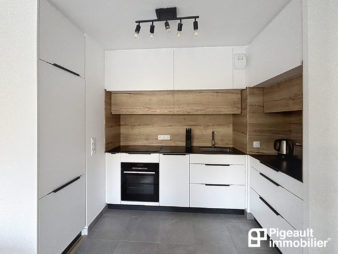 Appartement T3 à vendre – Résidence récente – Quartier centre ville / Antrain – Vue prairies – Balcon – Parking