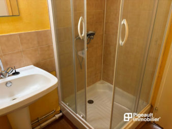 STUDIO – Non meublé – Garage fermé et balcon – Quartier Arsenal Redon